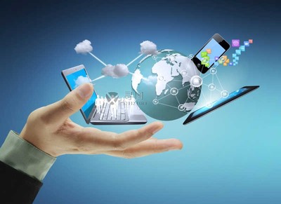 電子科技筆記本電腦和放大鏡