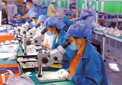 永定工業(yè)園南部園區(qū)的龍巖市兆明至晟電子科技工人們?cè)谲囬g趕訂單